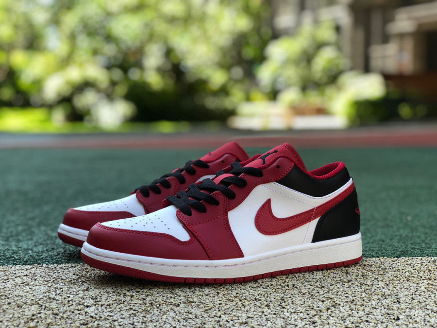 Jordan 1 Low Bulls