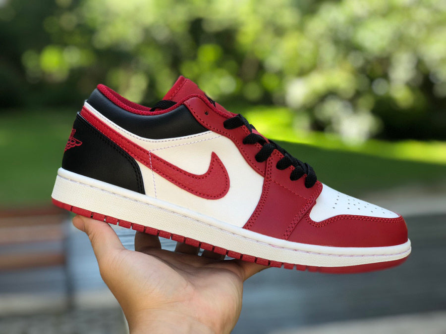 Jordan 1 Low Bulls