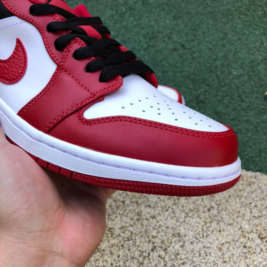 Jordan 1 Low Bulls