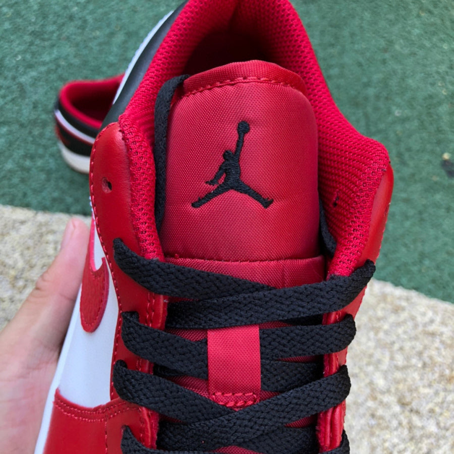 Jordan 1 Low Bulls