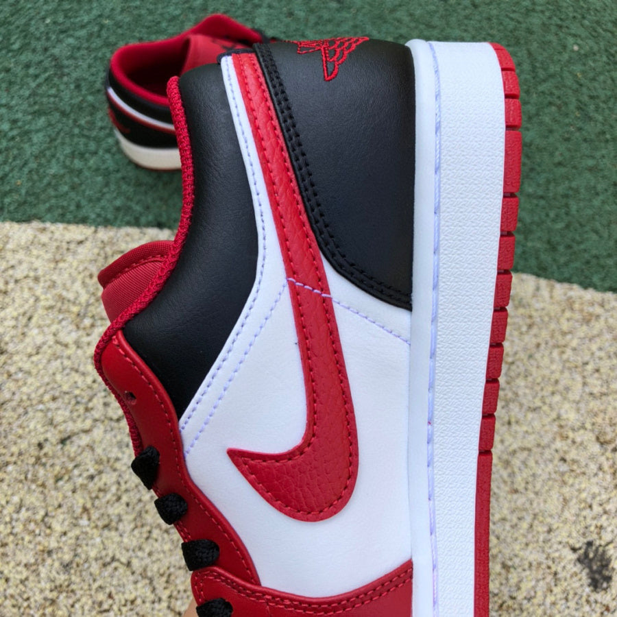 Jordan 1 Low Bulls