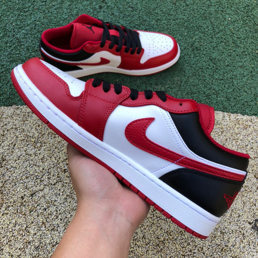 Jordan 1 Low Bulls