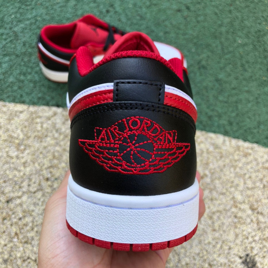 Jordan 1 Low Bulls