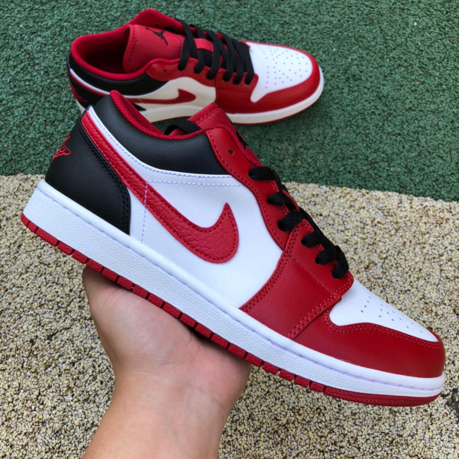 Jordan 1 Low Bulls